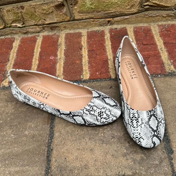 NEW Journee Collection Kavn Ballet Flats Snake Print Size 7 Narrow - Picture 2 of 8